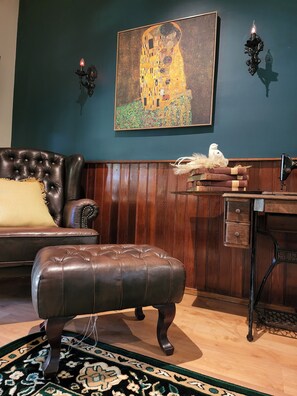 Interior - Jacuzzi lodge: Private rainforest with river (Mount Dandenong)