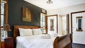 2 bedrooms, iron/ironing board, WiFi, bed sheets - Jacuzzi Lodge@FernglenForestRetreat (Mount Dandenong)