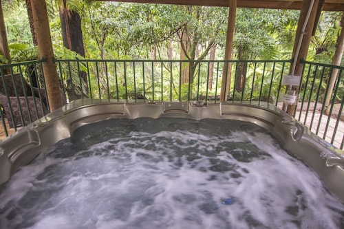 Jacuzzi lodge: Private rainforest with river