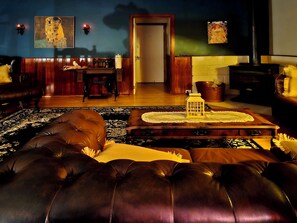 Interior - Jacuzzi lodge: Private rainforest with river (Mount Dandenong)