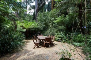 Outdoor dining - Windmill lodge: Private rainforest with river (Mount Dandenong)