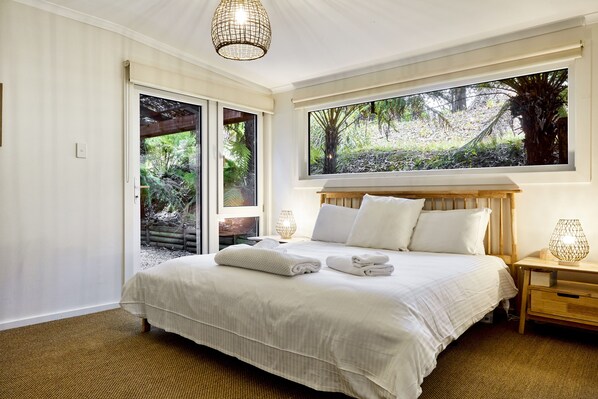 3 bedrooms, iron/ironing board, travel cot, Internet - Windmill lodge: Private rainforest with river (Mount Dandenong)