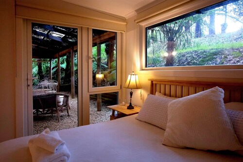 Windmill lodge: Private rainforest with river