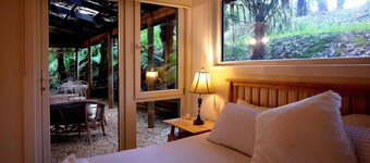 Windmill lodge: Private rainforest with river