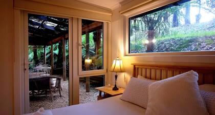 Windmill lodge: Private rainforest with river