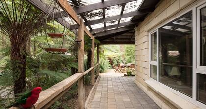 Windmill lodge: Private rainforest with river