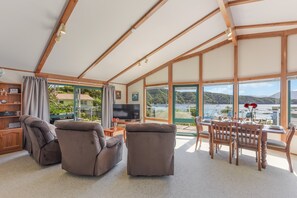 TV - Finlay Waterfront - Waikawa Holiday Home (Picton)
