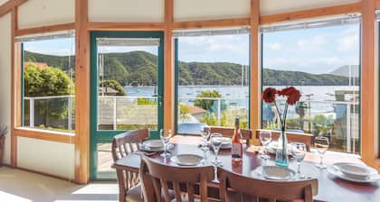 Finlay Waterfront - Waikawa Holiday Home
