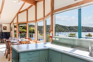 Dining - Finlay Waterfront - Waikawa Holiday Home (Picton)