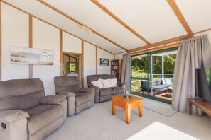 TV - Finlay Waterfront - Waikawa Holiday Home (Picton)