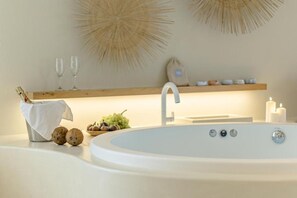 Hair dryer, towels - Supreme Suite with Spa Bath (Naxos)