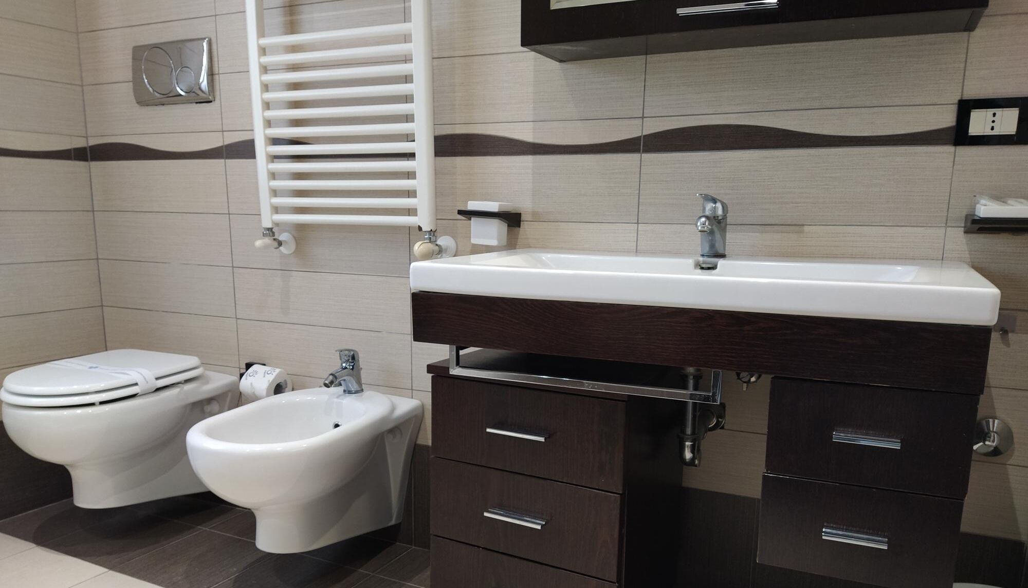 Douche, sèche-cheveux, bidet, serviettes fournies