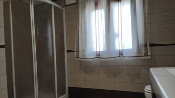 Doccia, asciugacapelli, bidet, asciugamani