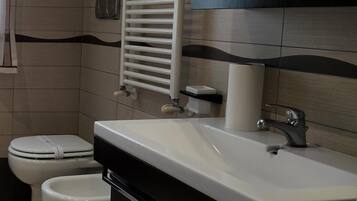 Doccia, asciugacapelli, bidet, asciugamani