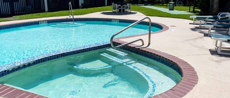 Lämmitetty uima-allas