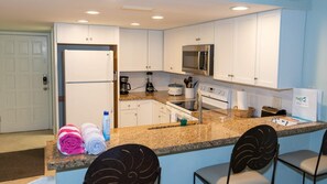 Kjøleskap, mikrobølgeovn, ovn og oppvaskmaskin