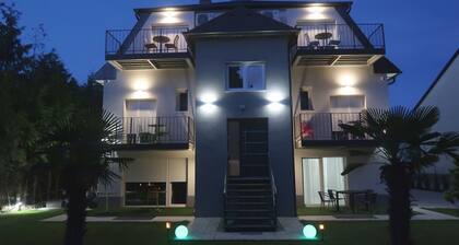 5 minutes to the beach! Modern, cosy and trendy rooms with en-suit bathroom!