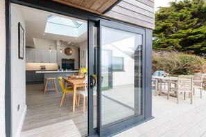 Rear entrance with garden access, practical layout at pet-friendly holiday home in Rhosneigr, Anglesey - Fronallt: A fabulous 3 bedroom property in Rhosneigr (Rhosneigr)