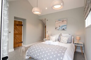 King-sized master bedroom with private balcony access, pet-friendly three-bedroom holiday home in Rhosneigr, Anglesey - Fronallt: A fabulous 3 bedroom property in Rhosneigr (Rhosneigr)