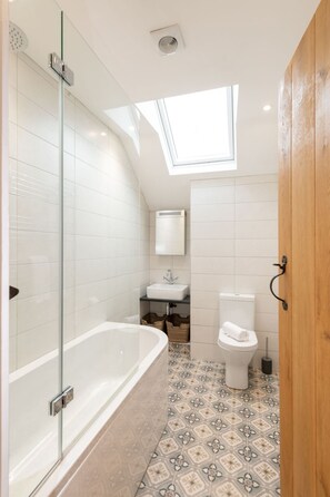 Family bathroom with bath and shower, well-equipped pet-friendly holiday home in Rhosneigr, Anglesey - Fronallt: A fabulous 3 bedroom property in Rhosneigr (Rhosneigr)