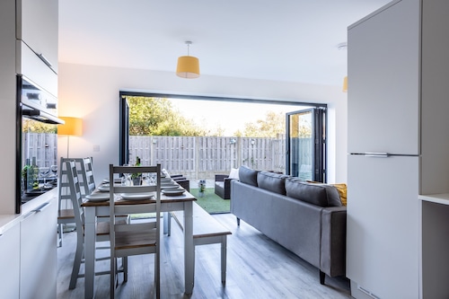 Gwel y Mynydd : Modern 3‑Bed Home with Enclosed Garden in Llanfaelog | Managed by Anglesey Holiday L