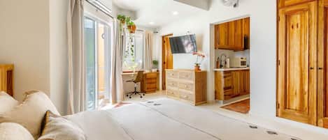 1 bedroom, desk, travel crib, WiFi