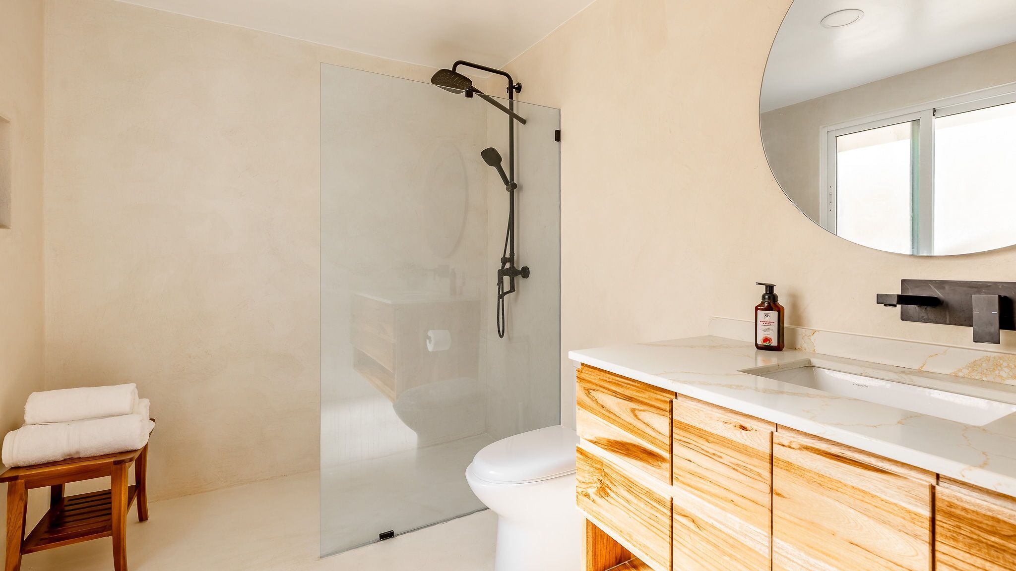 Shower, hair dryer, towels