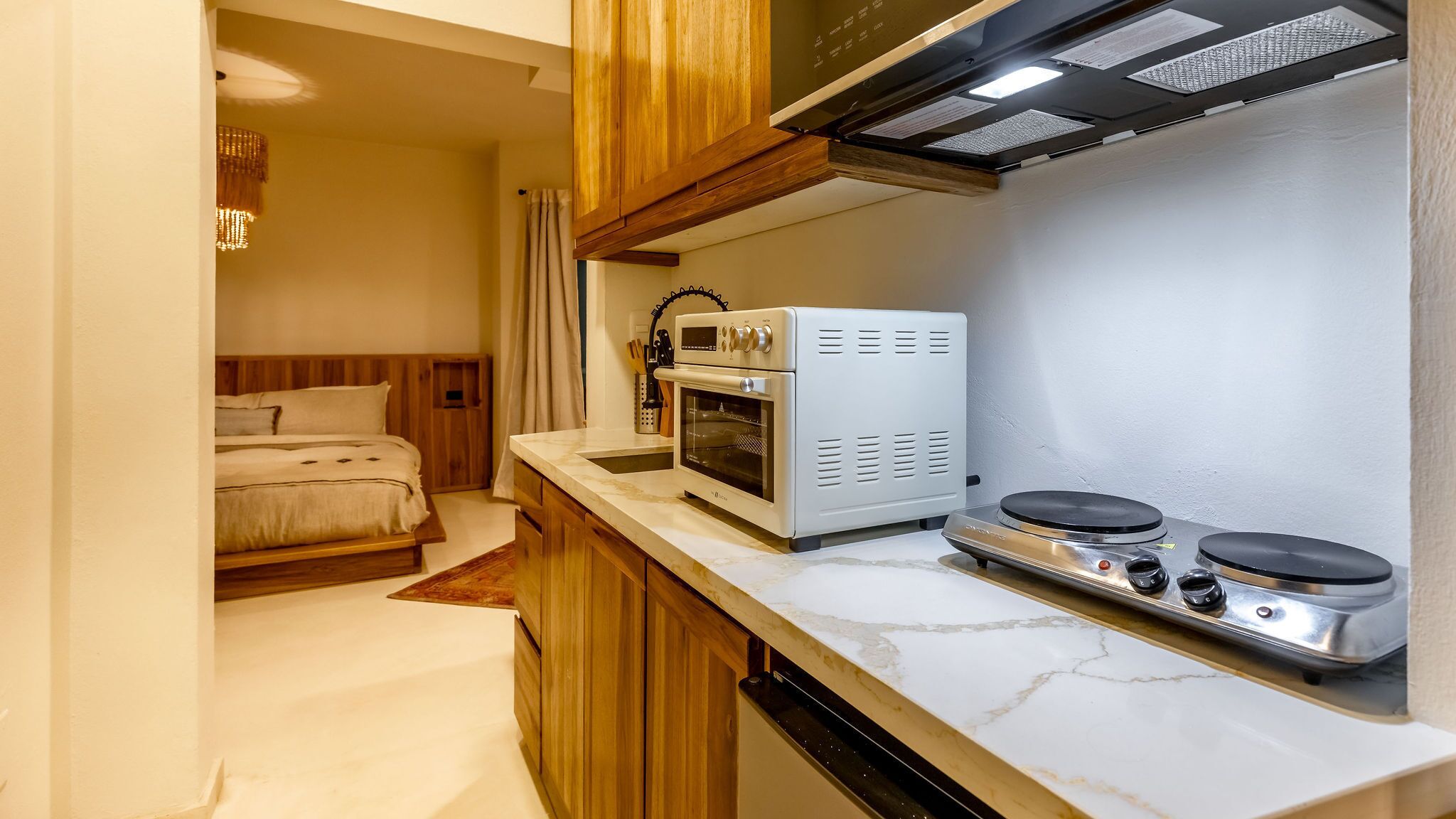 Una cocina compacta equipada con horno, microondas y cocina a gas.