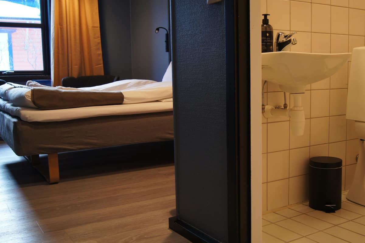 Quarto casal standard | Quartos à prova de som, Wi-Fi de cortesia, roupa de cama