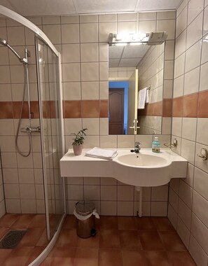 Comfort kamer, uitzicht op de stad | Badkamer