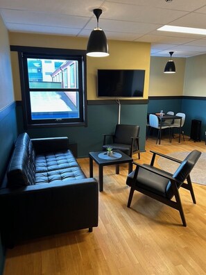 Business Room, Courtyard View | Soundproofing, free WiFi, bed sheets