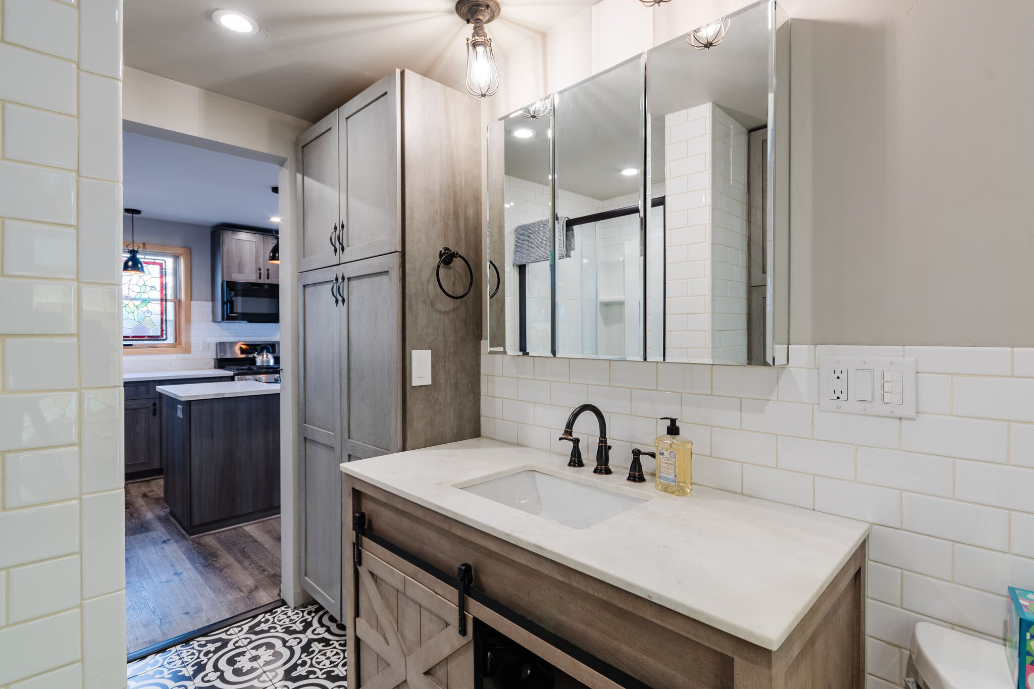 Ducha, secador de pelo, toallas, jabón