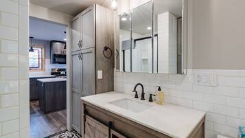 Ducha, secador de pelo, toallas, jabón