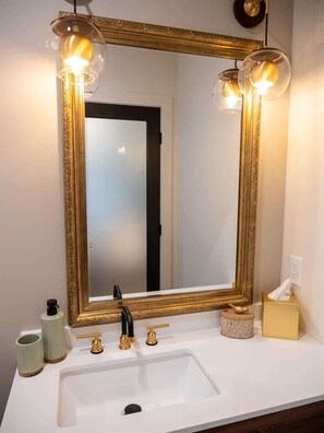 تجهيزات دش، مجففات شعر، مناشف