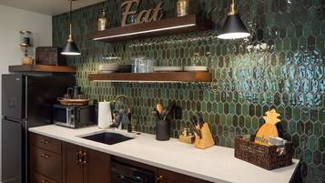 Fridge, microwave, stovetop, dishwasher