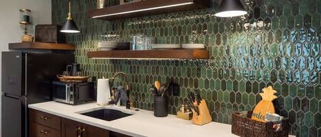 Frigorifero, microonde, piano cottura, lavastoviglie