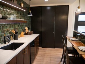 Refrigerador, microondas, parrilla de estufa y lavavajillas
