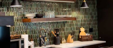 Réfrigérateur, micro-ondes, plaque de cuisson, lave-vaisselle