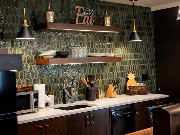 ثلاجة، ميكروويف، موقد طهي مسطح، غسالة أطباق