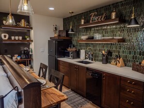 Frigorífico, microondas, placa de cocina y lavavajillas