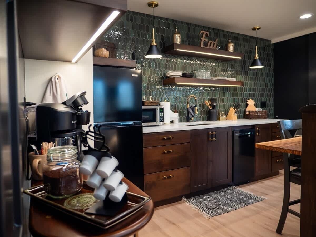 Fridge, microwave, stovetop, dishwasher