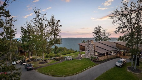 Exterior. Luxurious Cabin in Jasper Highlands - Blackberry