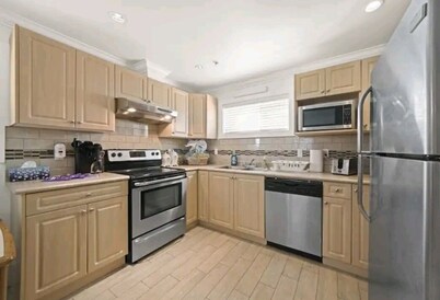 Cozy Laneway House that fits 4, perfect for a family getaway. Dog-friendly! 