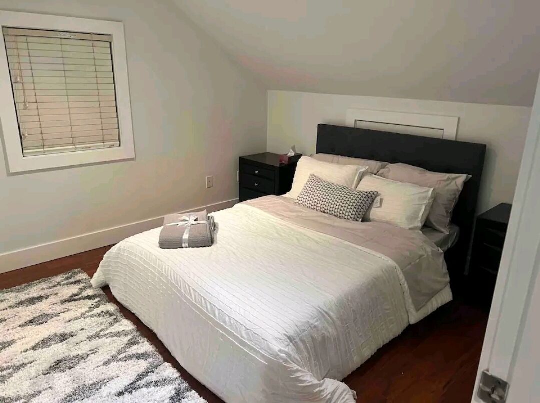 2 bedrooms, desk, iron/ironing board, travel crib