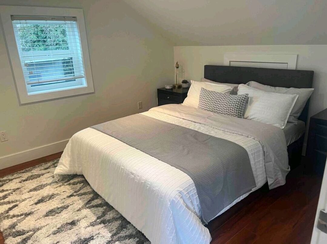 2 makuuhuonetta, työpöytä, silitysrauta/-lauta, vauvan matkasänky