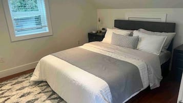 2 makuuhuonetta, työpöytä, silitysrauta/-lauta, vauvan matkasänky