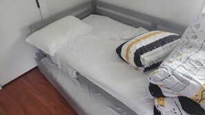 2 Schlafzimmer, Schreibtisch, Bügeleisen/Bügelbrett, Reisekinderbett
