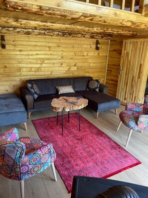 Bungalow Deluxe | Vardagsrum | Platt-tv och eldstad