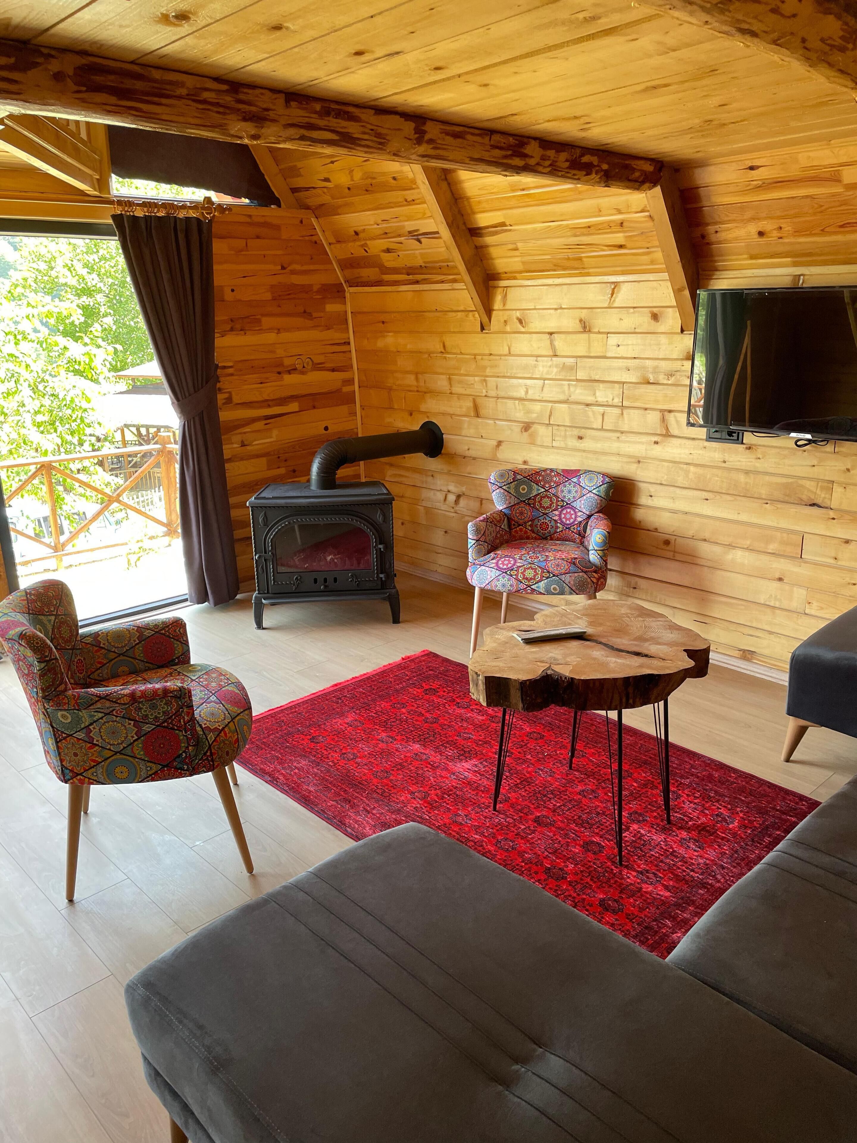 Bungalow – deluxe | Oppholdsområde | Flatskjerm-TV og peis