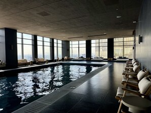 Indoor pool, open 6:00 AM to 11:00 PM, sun loungers - Mi Zona Lodging Reforma (Mexico City)